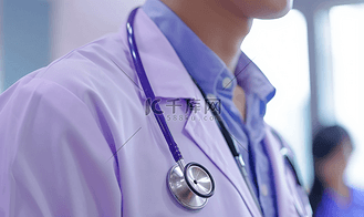 亚洲医生用听诊器在黑板上写医疗保健和医学概念