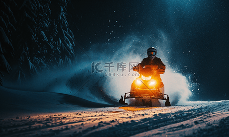 夜间在滑雪道上骑雪地摩托