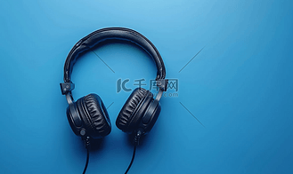 音乐聆听概念黑色耳机位于蓝色背景上