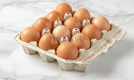 纸箱中棕色未煮熟未煮熟的鸡蛋的垂直照片