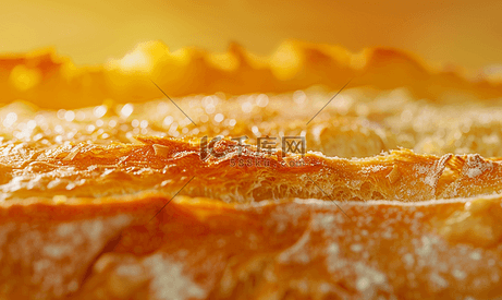 从低角度拍摄的美味酥脆烤面包皮的宏观照片