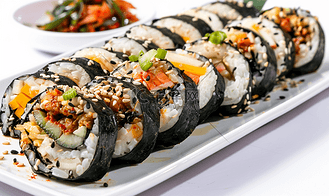韩式卷紫菜包饭由蒸熟的白米包子和各种其他食材制成
