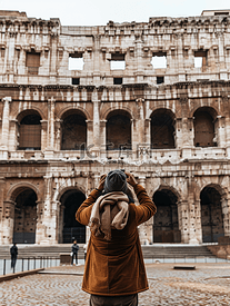 游客在罗马马塞勒斯剧院拍照