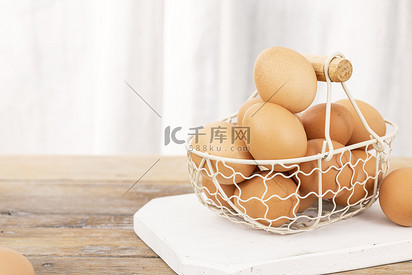 木桌上的一篮子鸡蛋