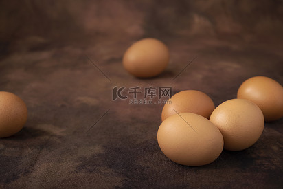 散落在桌面的鸡蛋暗调背景