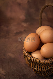 篮筐里的鸡蛋复古油画风图片