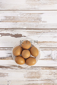 木桌上的鸡蛋食材图片