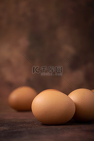 鸡蛋特写暗调背景图片