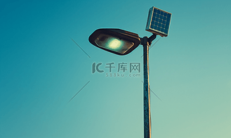 道路灯杆广告高清背景图片_蓝天背景上带小太阳能电池板的路灯