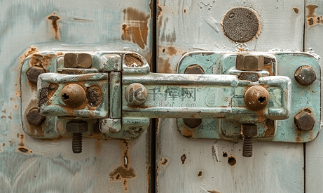 室内铁门上的复古闩锁