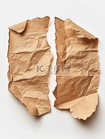 白色背景上的两张撕破的棕色纸片