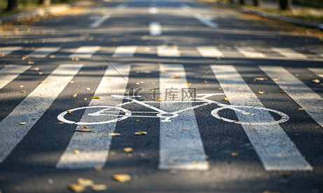 十字路口的自行车道呈白色虚线条纹状