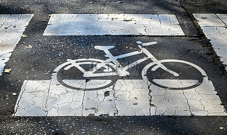 十字路口的自行车道呈白色虚线条纹状