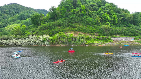 航拍峡谷漂流夏日休闲娱乐欢乐水世界实拍素材