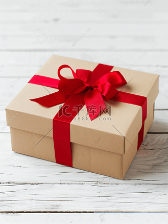 白色木质背景上有红丝带的礼品盒