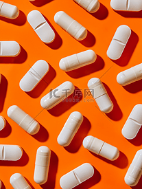 橙色背景中的白色药物胶囊