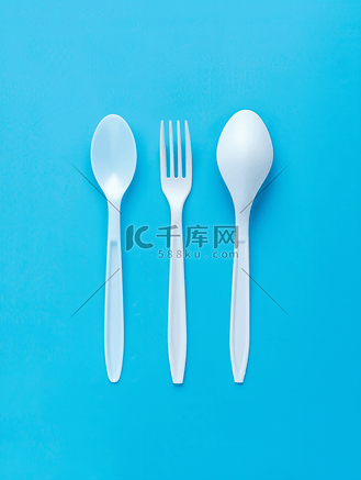 蓝色背景上的白色一次性餐具图片