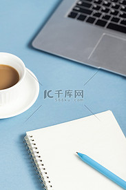 咖啡与办公用品创意工作学习桌面图片