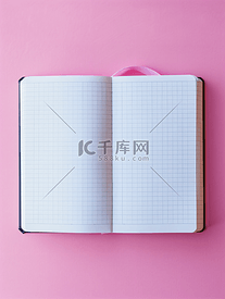 打开笔记本一本粉红色背景顶视图上有空白和空白页的书