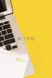 笔记本电脑创意现代办公黄色背景