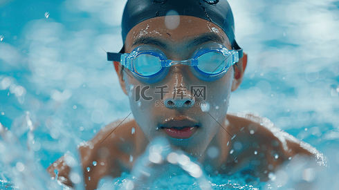 泳池中游泳的男性摄影6