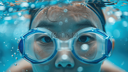 泳池中游泳的女性摄影2