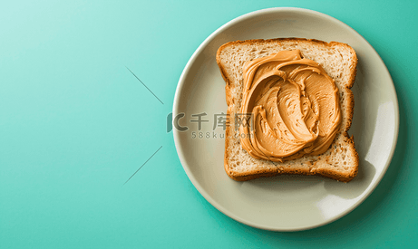 桌上盘子上的烤面包上放着花生酱三明治顶视图特写