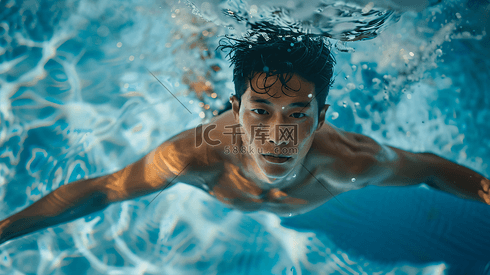 泳池中游泳的男性摄影8