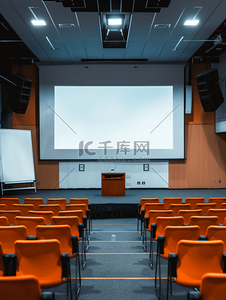 研讨会室舞台中间设有演讲桌背景为白屏