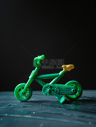 黑色背景中的绿色玩具自行车