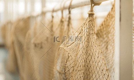 墙壁背景上挂着旧渔网