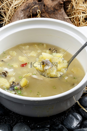 白色瓷盆装的土豆海鲜汤