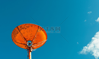 距离远近图片素材_在背景蓝天的橙色卫星天线与云彩