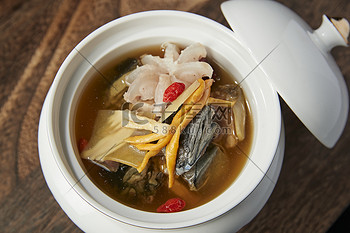 乌鸡虫草鹿鞭枸杞当归滋补汤