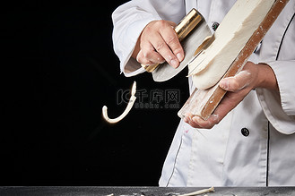 技艺精湛的山西刀削面师在展示刀削面制作