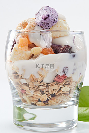 美味健康的营养早餐坚果混合烤燕麦