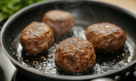 烹饪肉排肉丸在锅里煎