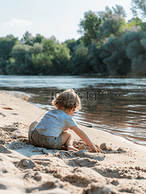 一个孩子在河岸上玩沙子