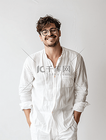 戴眼镜的快乐男人白衬衫裤子摄影工作室摆姿势模型