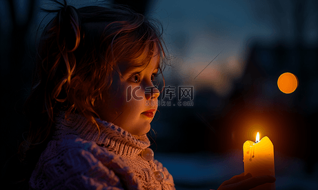 复活节之夜孩子在教堂墓地里拿着面包卷和蜡烛