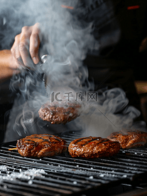 厨师准备烤汉堡面包烤肉烟雾中的一块肉