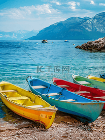 沙滩上的彩色独木舟和背景中的山脉