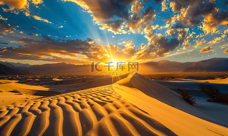美国死亡谷沙漠沙丘上的日落