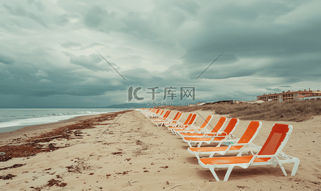 托斯卡纳阴天在荒凉的海滩上排列着日光浴床