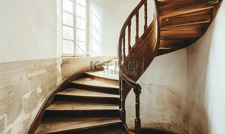 法国斯特拉斯堡老房子里的古董圆形楼梯