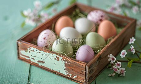 绿色木质背景木托盘中的复活节彩蛋
