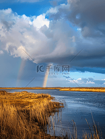 卓别林湖沼泽上空的暴风云和彩虹