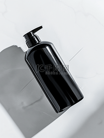 打开装有男用洗发水的黑色塑料瓶
