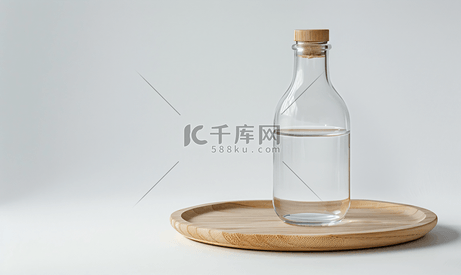 白色背景上隔离的木托盘上的玻璃瓶