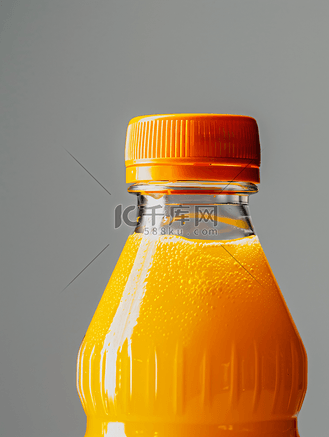 带橙色瓶盖的塑料瓶中新鲜橙汁的特写